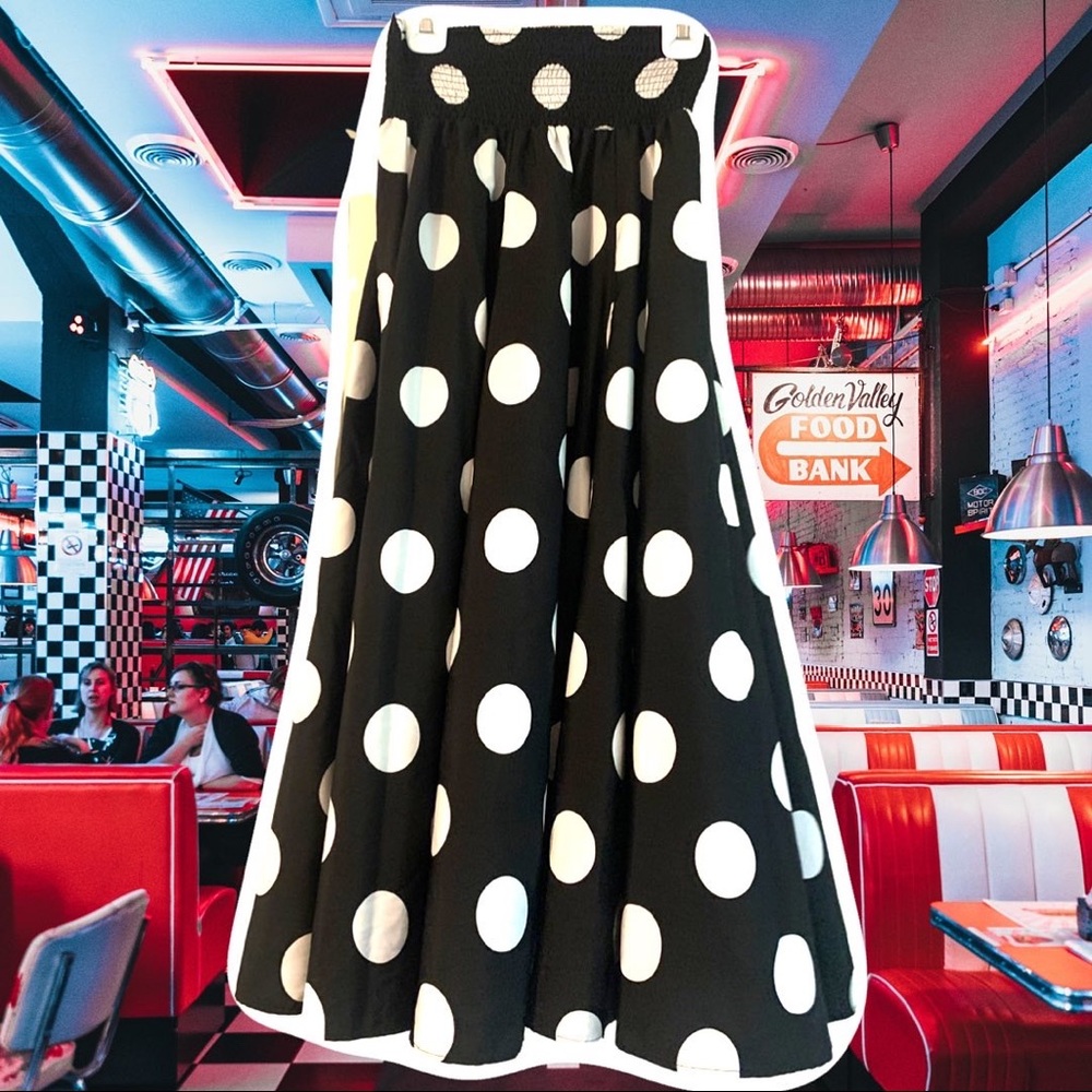 Super flow, black and white polka dot, diner style skirt! Size medium.